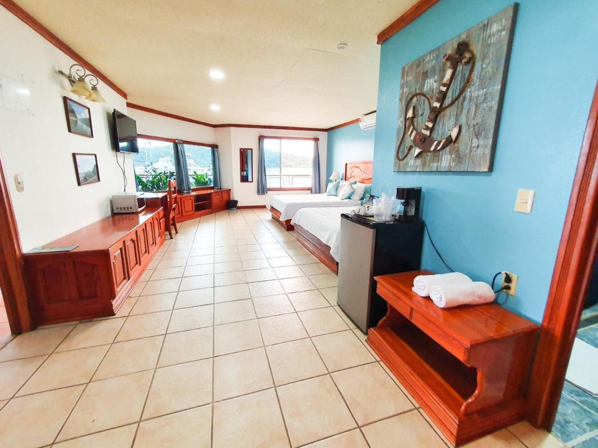 Fish Hook Marina Hotel Голфито Екстериор снимка