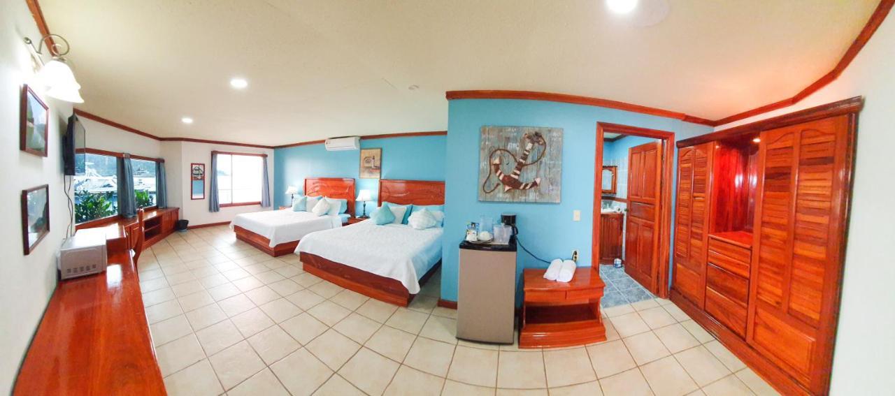 Fish Hook Marina Hotel Голфито Екстериор снимка