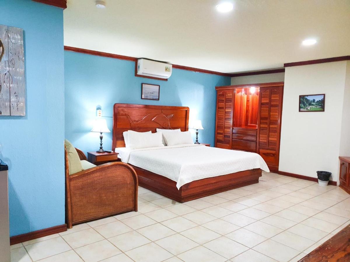 Fish Hook Marina Hotel Голфито Екстериор снимка