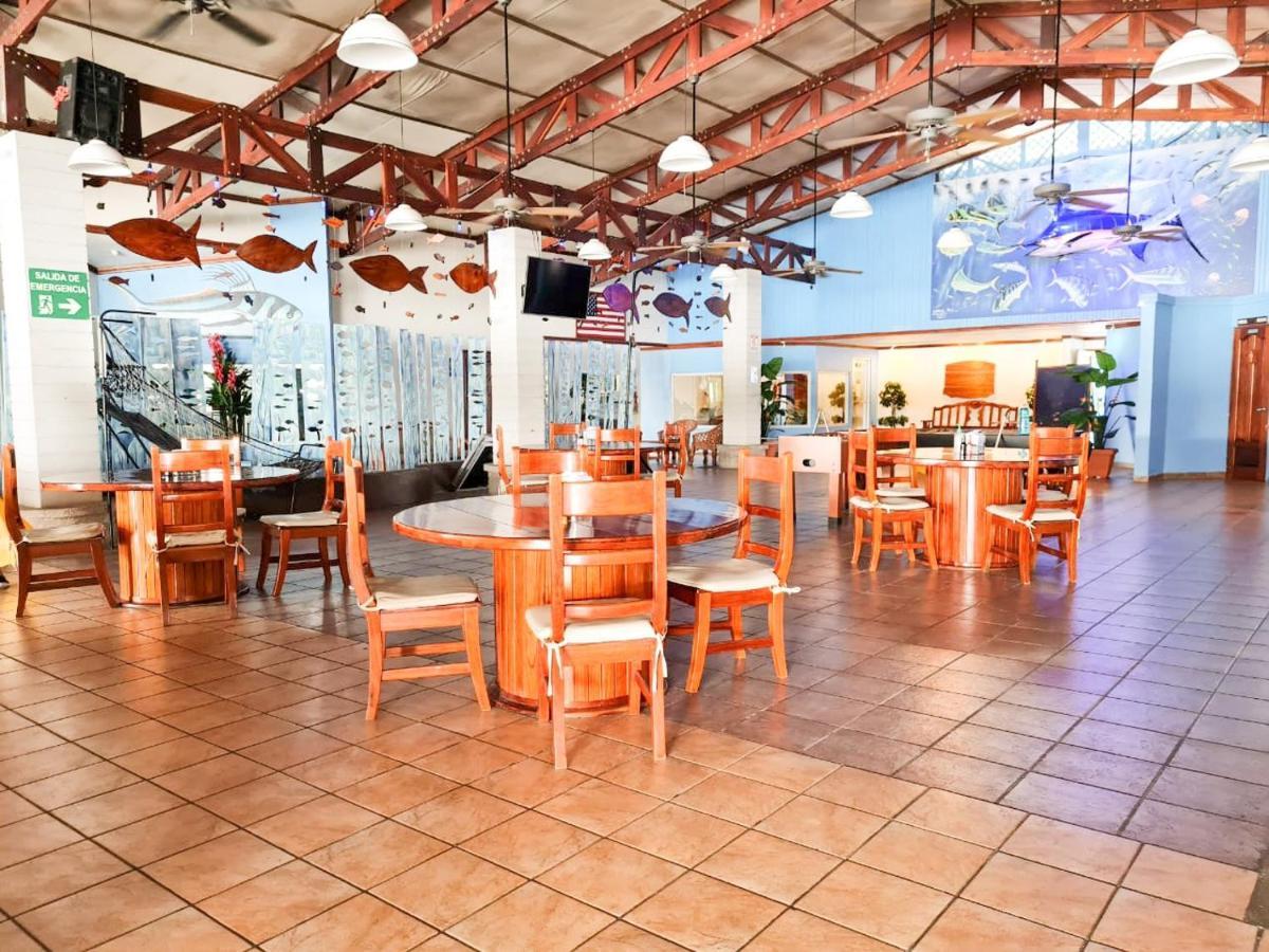 Fish Hook Marina Hotel Голфито Екстериор снимка