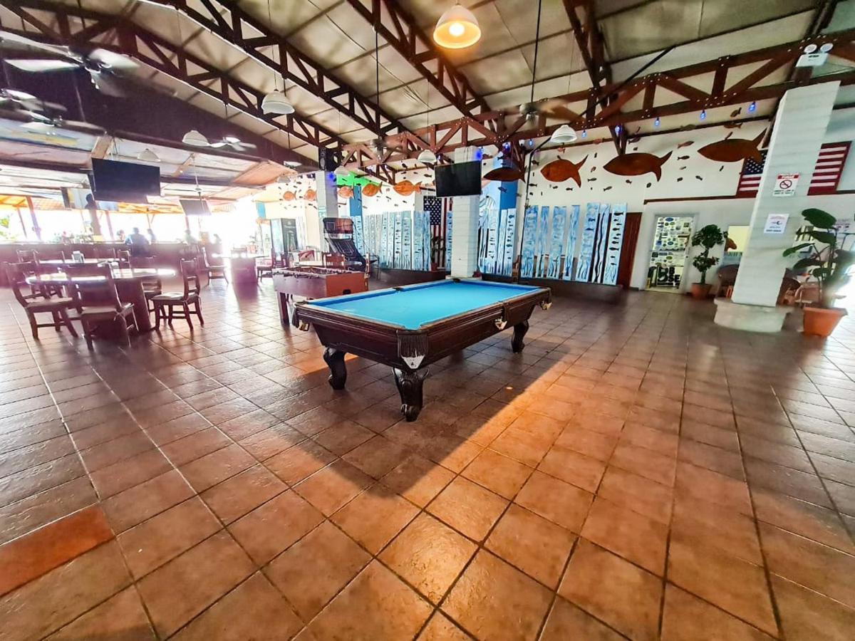 Fish Hook Marina Hotel Голфито Екстериор снимка