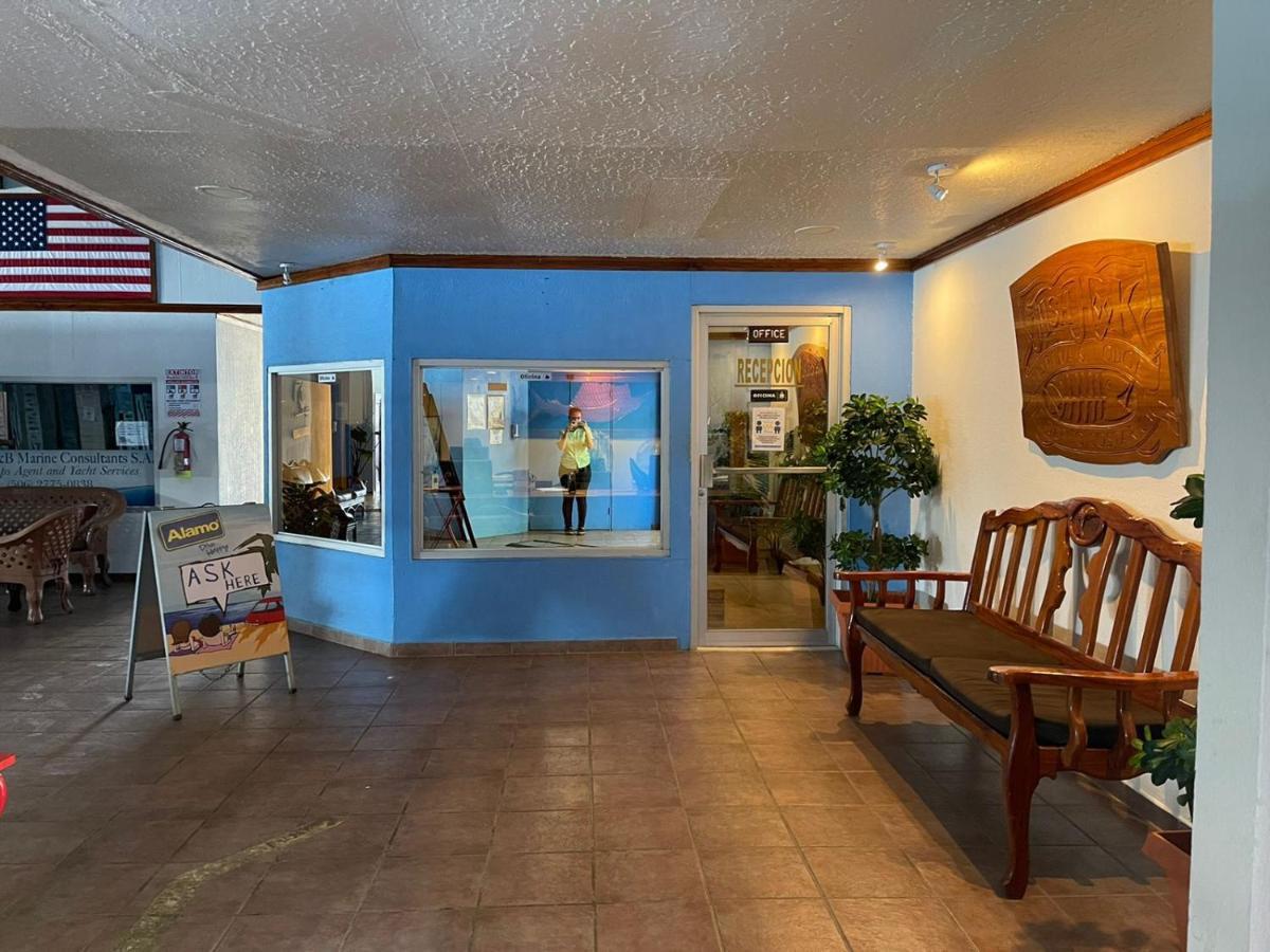 Fish Hook Marina Hotel Голфито Екстериор снимка