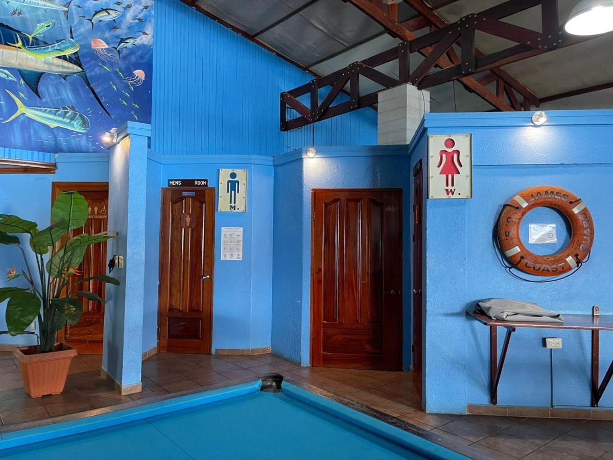 Fish Hook Marina Hotel Голфито Екстериор снимка