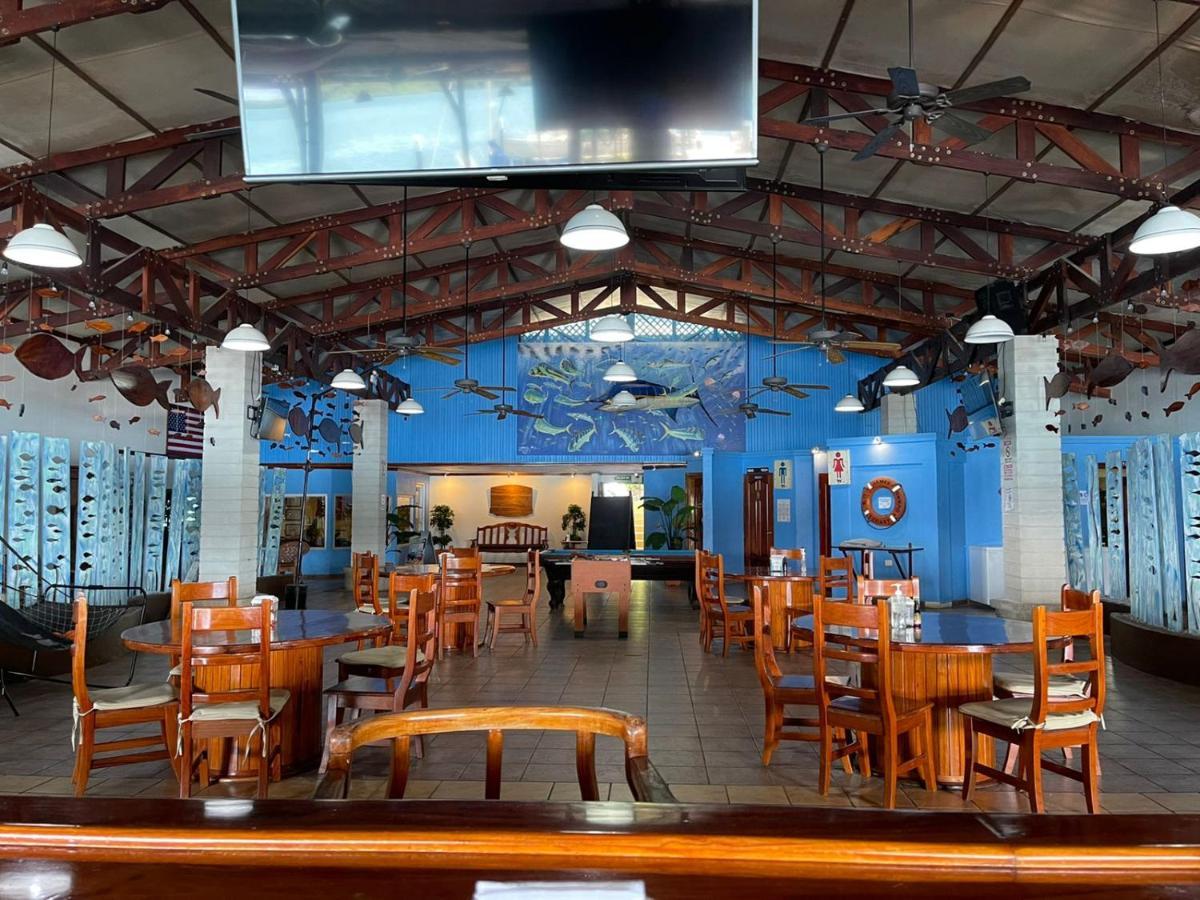 Fish Hook Marina Hotel Голфито Екстериор снимка