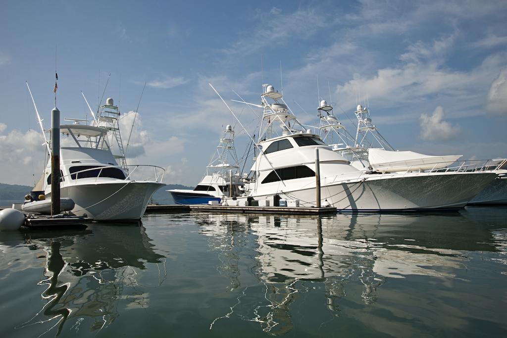 Fish Hook Marina Hotel Голфито Екстериор снимка