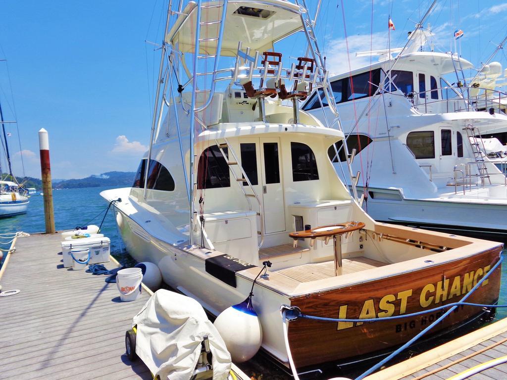 Fish Hook Marina Hotel Голфито Екстериор снимка