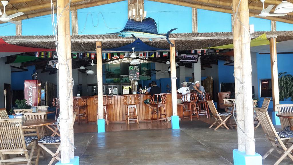 Fish Hook Marina Hotel Голфито Екстериор снимка