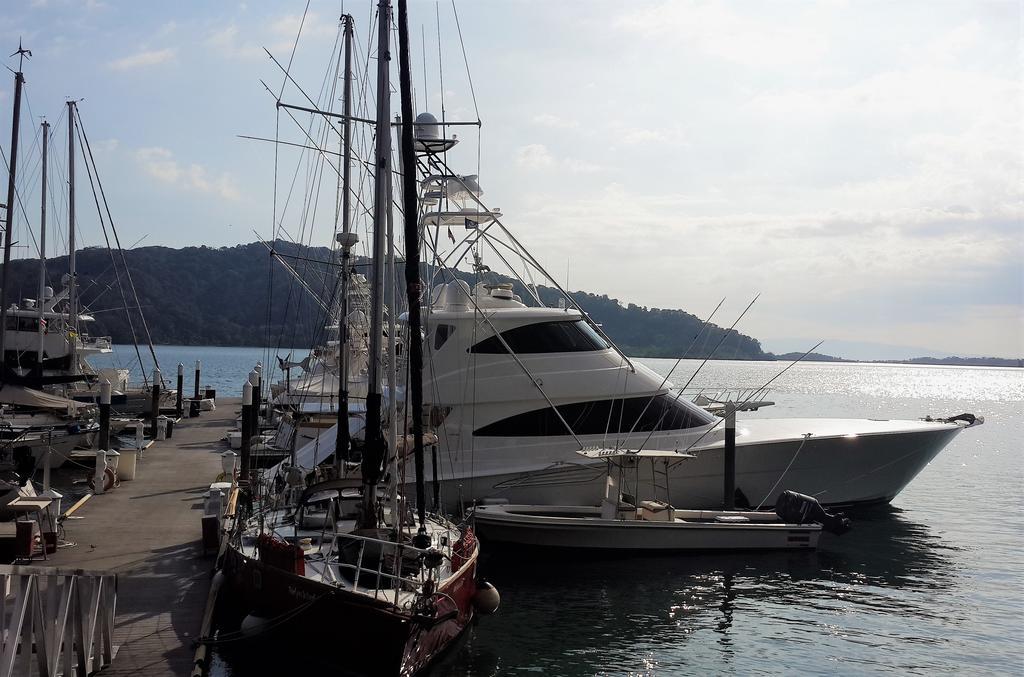 Fish Hook Marina Hotel Голфито Екстериор снимка