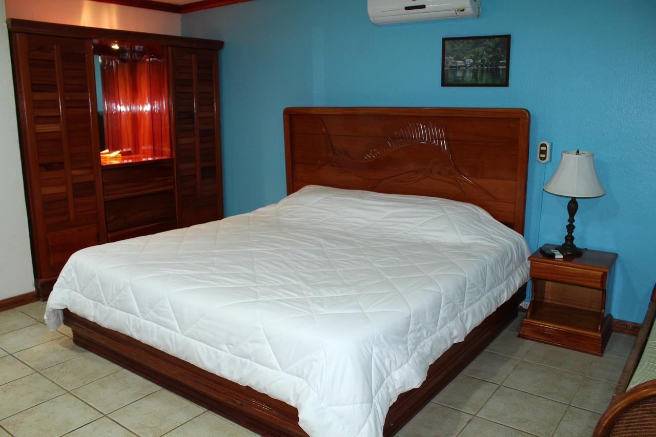Fish Hook Marina Hotel Голфито Екстериор снимка