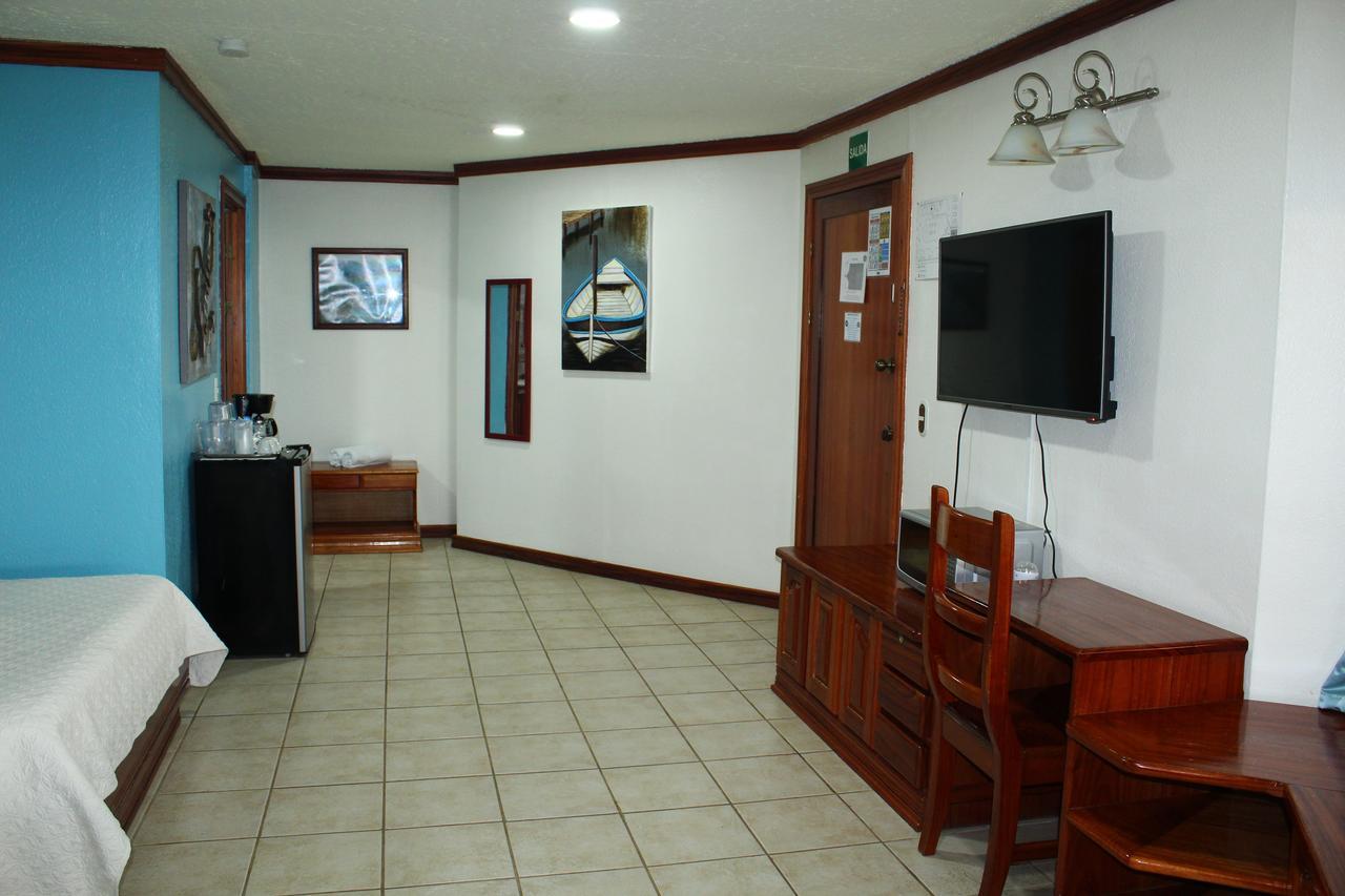 Fish Hook Marina Hotel Голфито Екстериор снимка