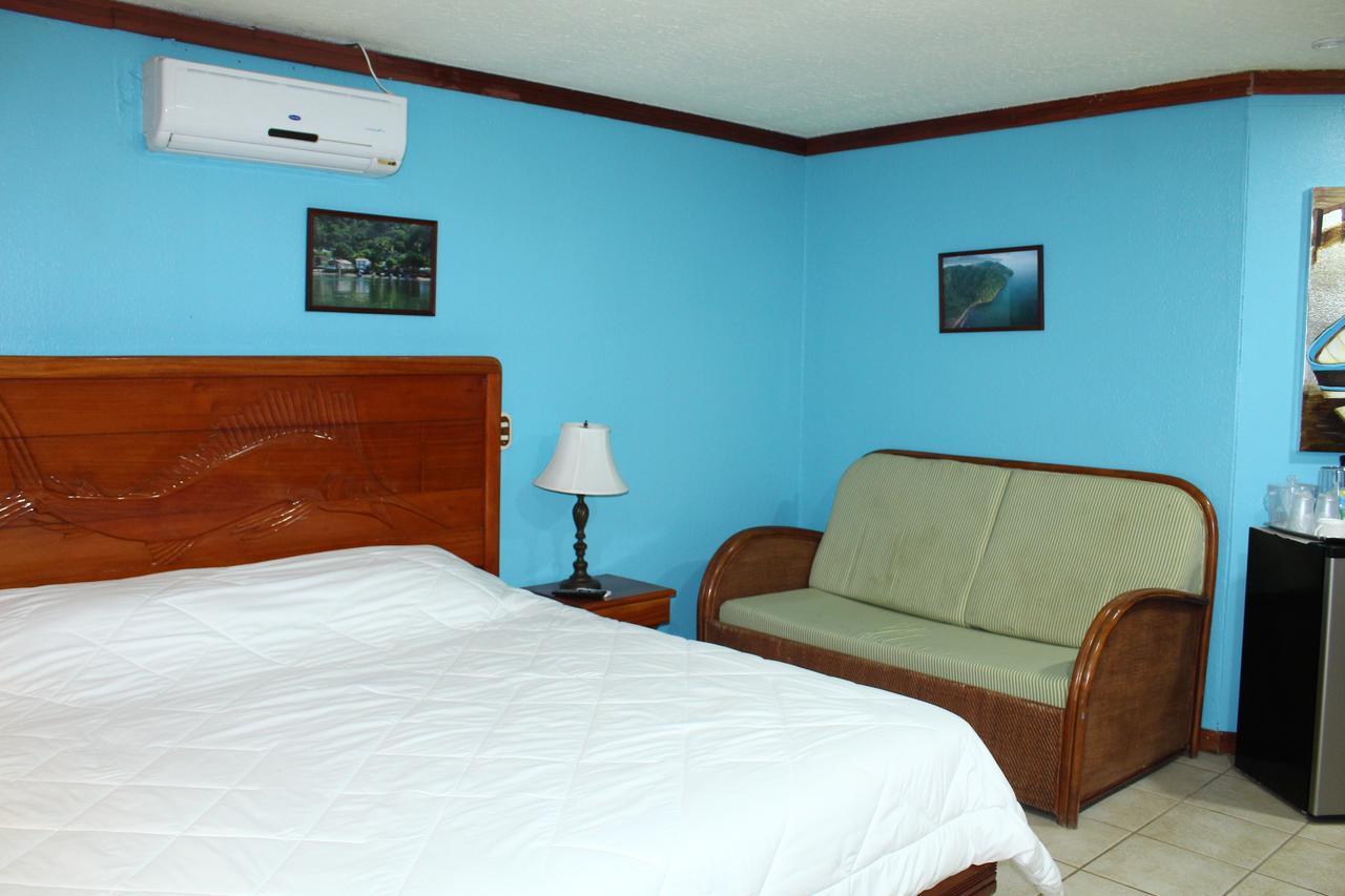 Fish Hook Marina Hotel Голфито Екстериор снимка