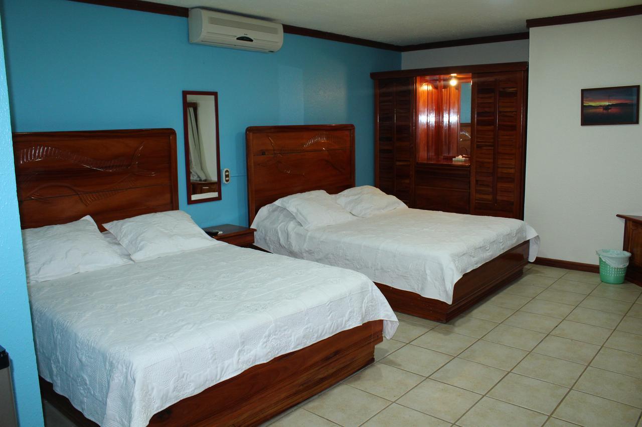 Fish Hook Marina Hotel Голфито Екстериор снимка