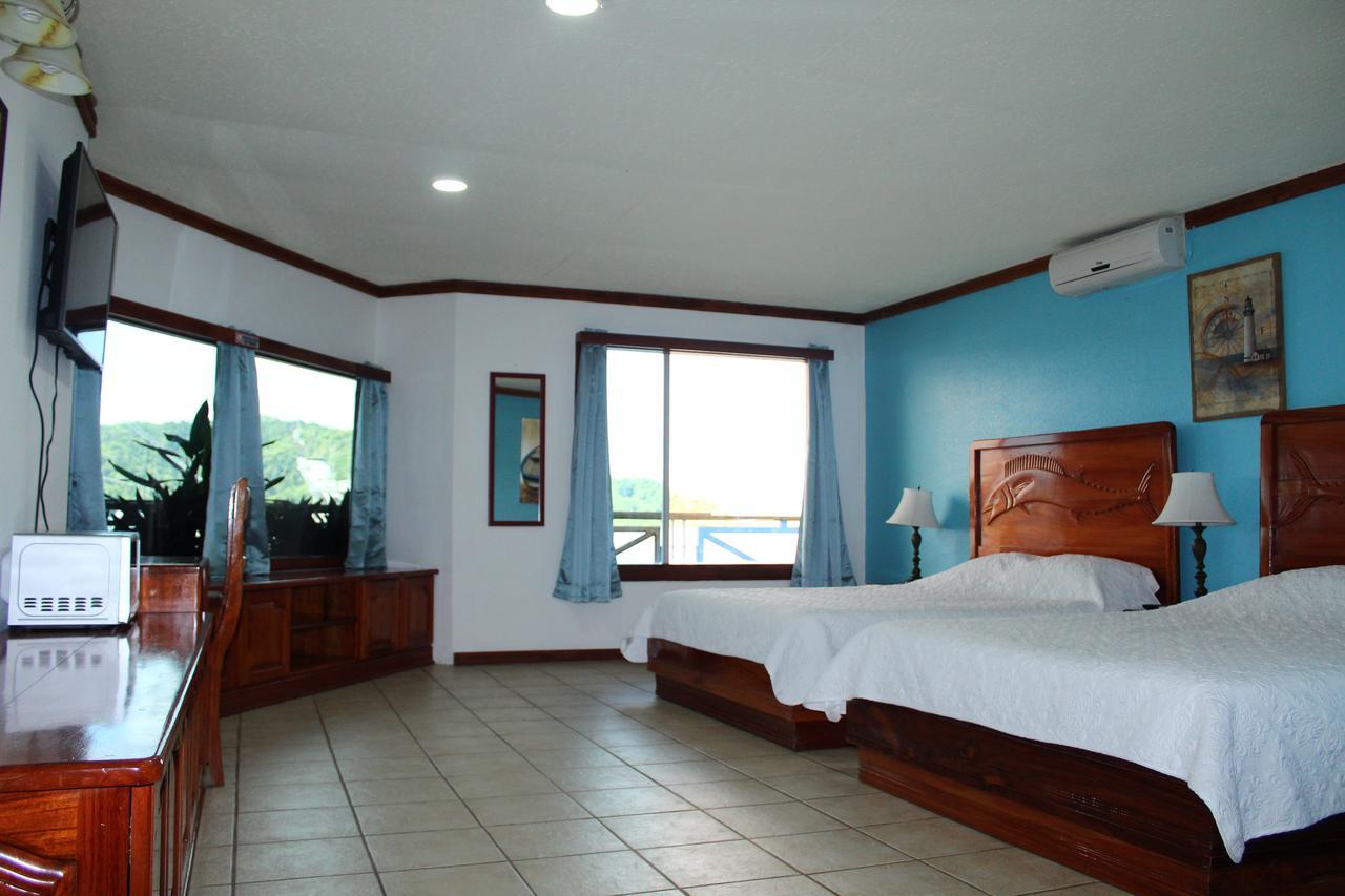 Fish Hook Marina Hotel Голфито Екстериор снимка