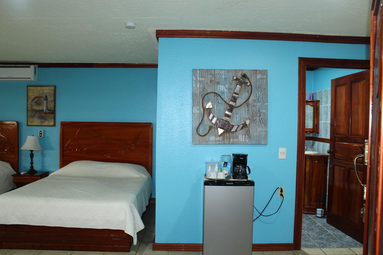 Fish Hook Marina Hotel Голфито Екстериор снимка