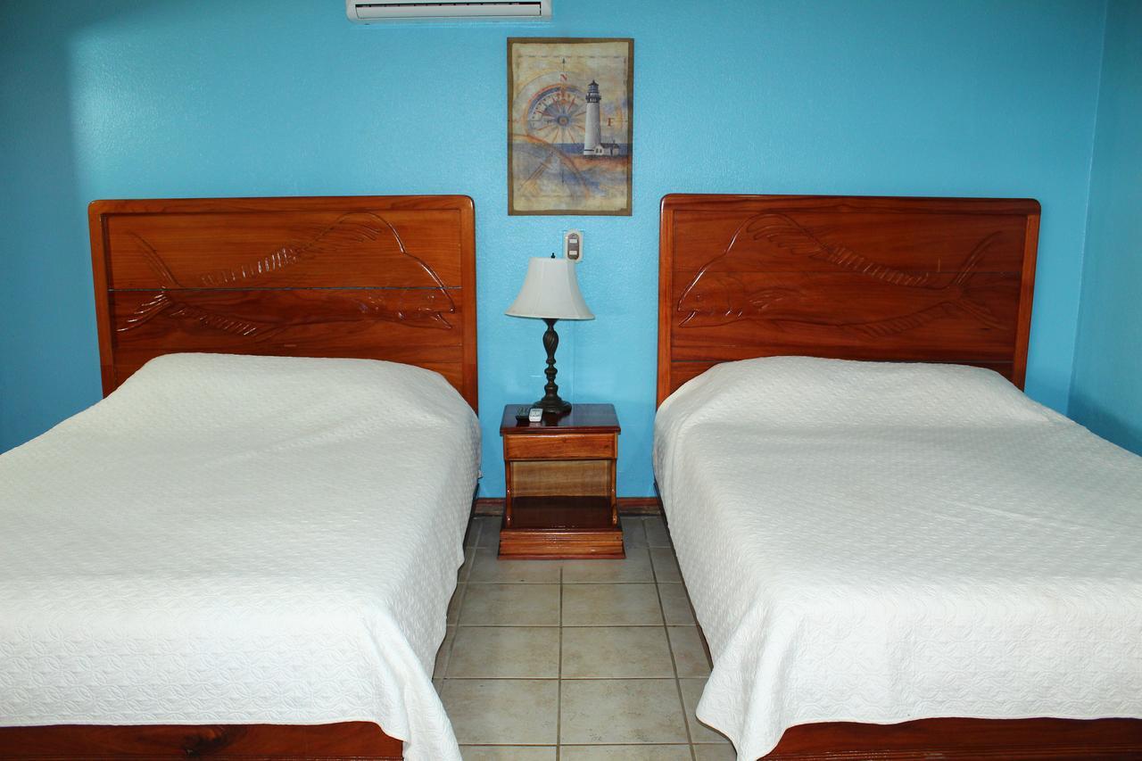 Fish Hook Marina Hotel Голфито Екстериор снимка