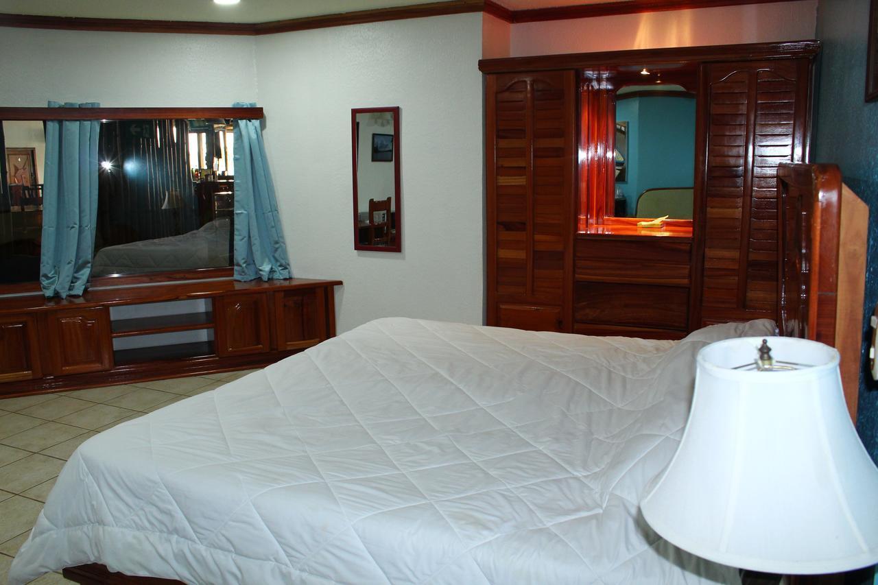 Fish Hook Marina Hotel Голфито Екстериор снимка