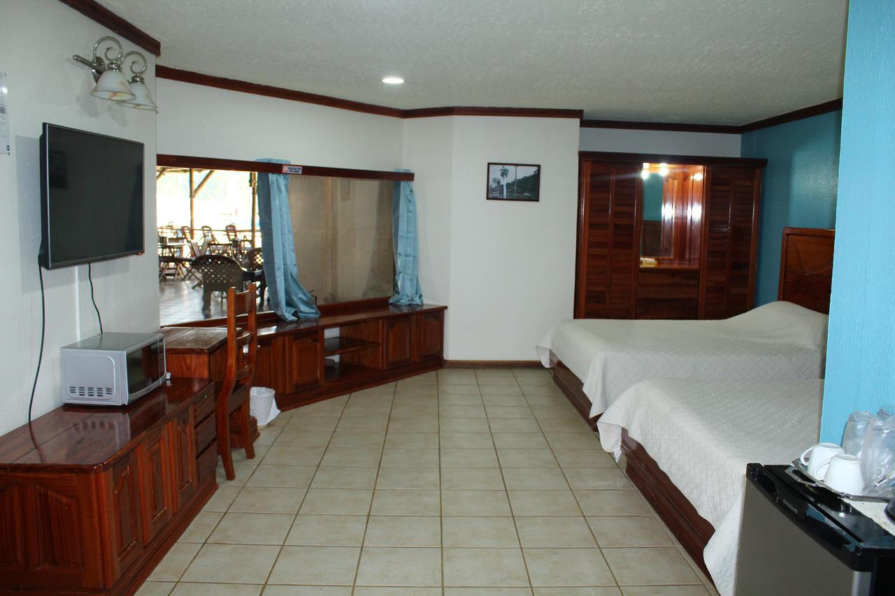 Fish Hook Marina Hotel Голфито Екстериор снимка