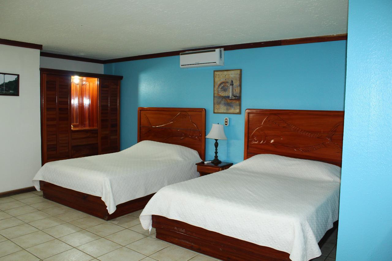 Fish Hook Marina Hotel Голфито Екстериор снимка