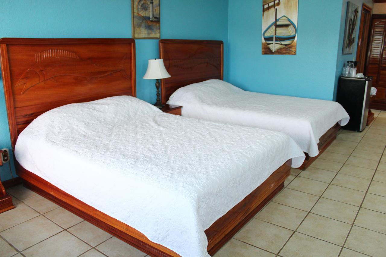 Fish Hook Marina Hotel Голфито Екстериор снимка