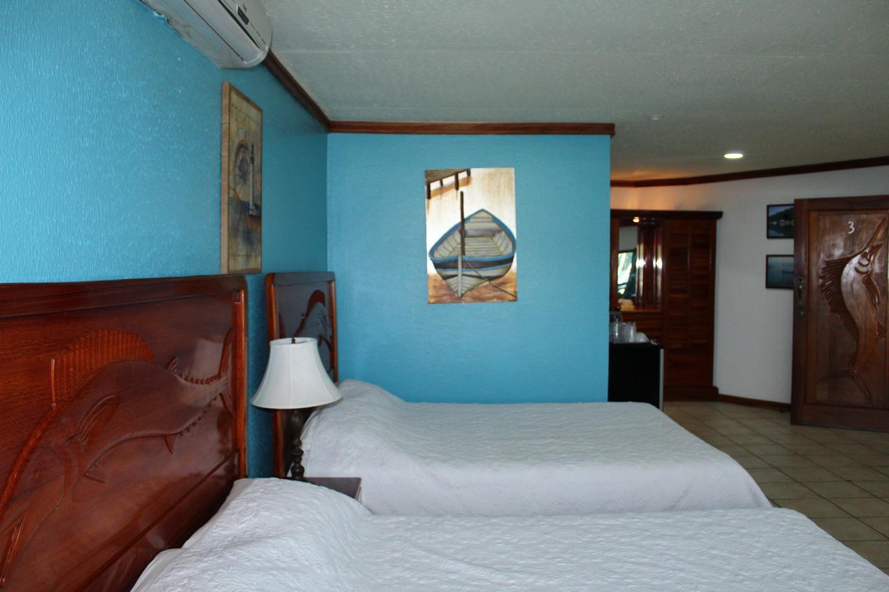Fish Hook Marina Hotel Голфито Екстериор снимка