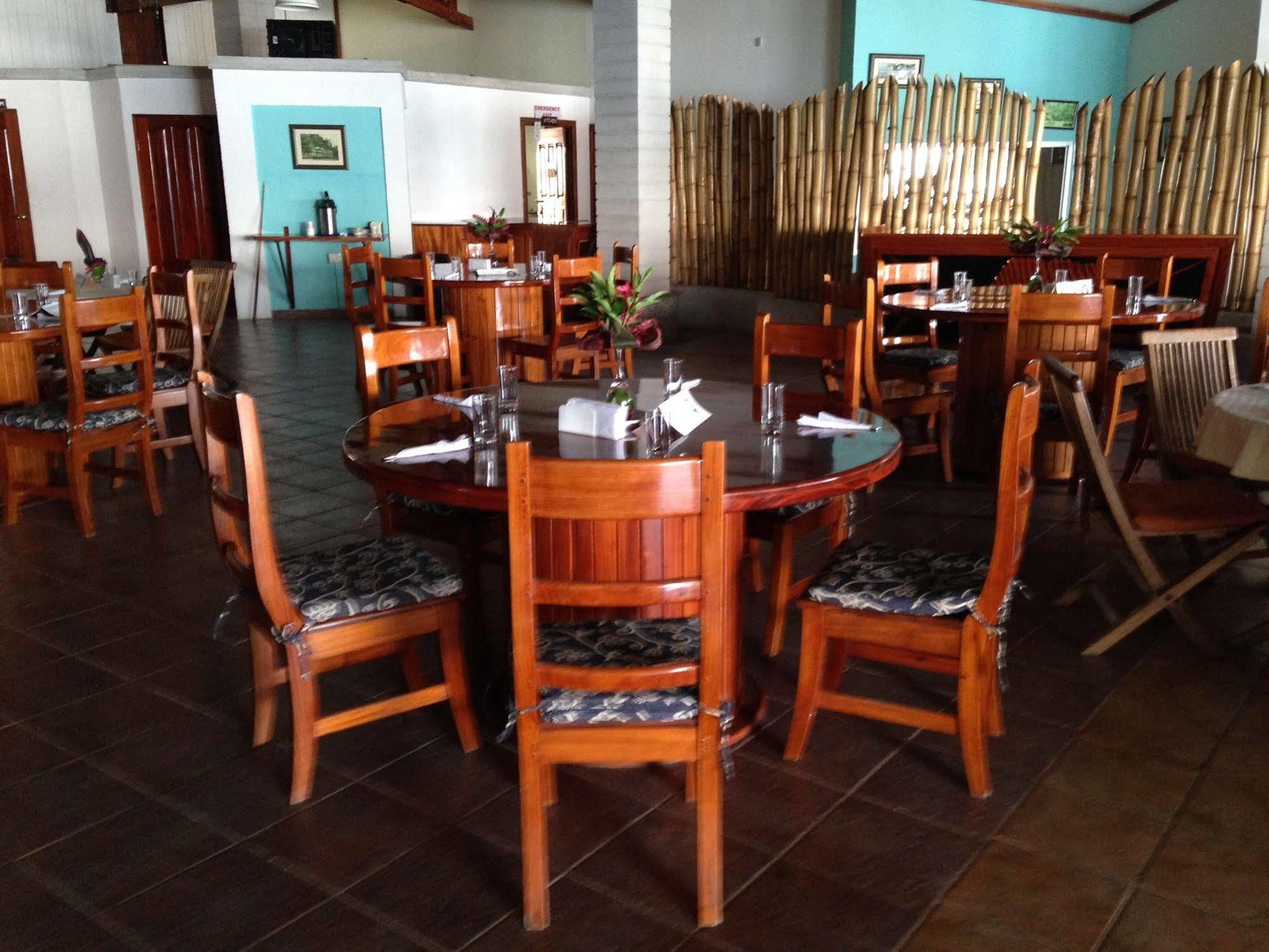 Fish Hook Marina Hotel Голфито Екстериор снимка