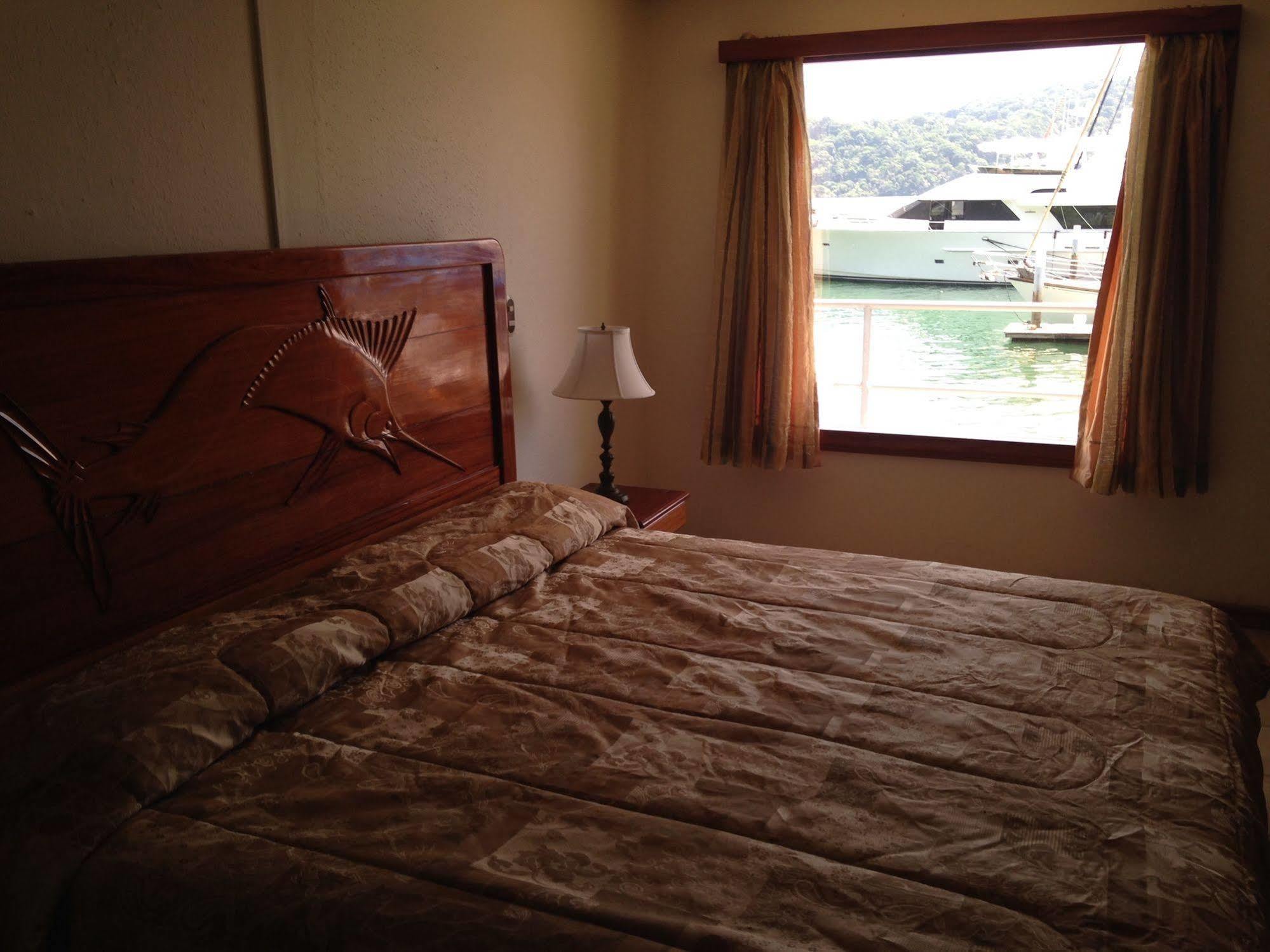 Fish Hook Marina Hotel Голфито Екстериор снимка