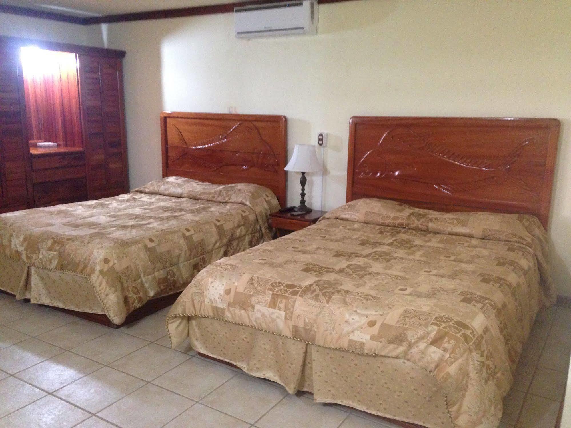 Fish Hook Marina Hotel Голфито Екстериор снимка