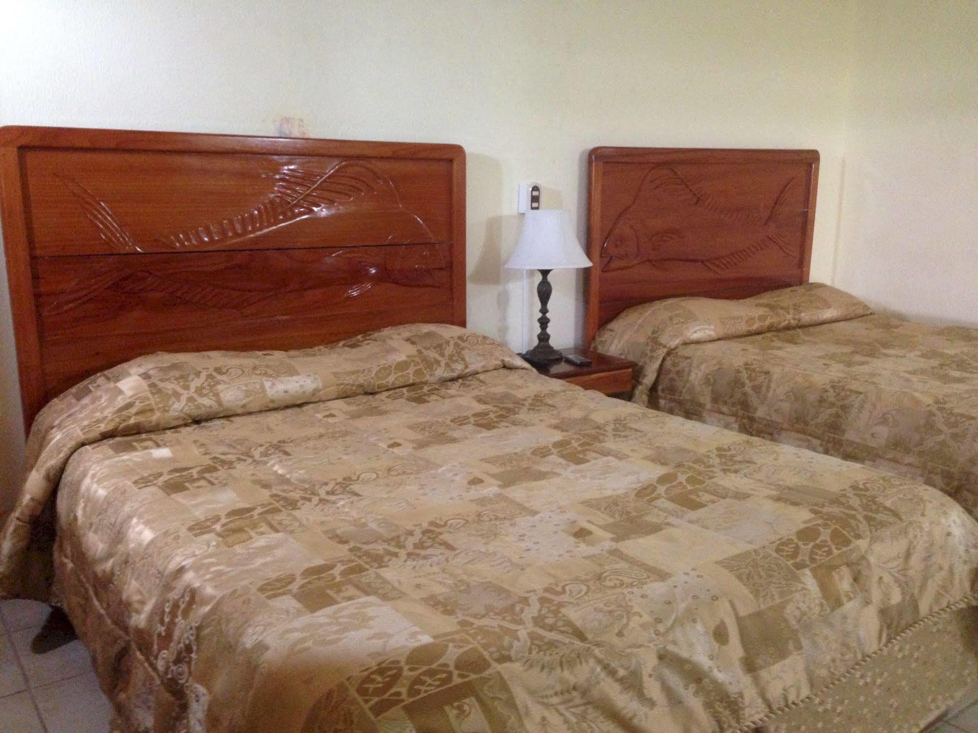 Fish Hook Marina Hotel Голфито Екстериор снимка